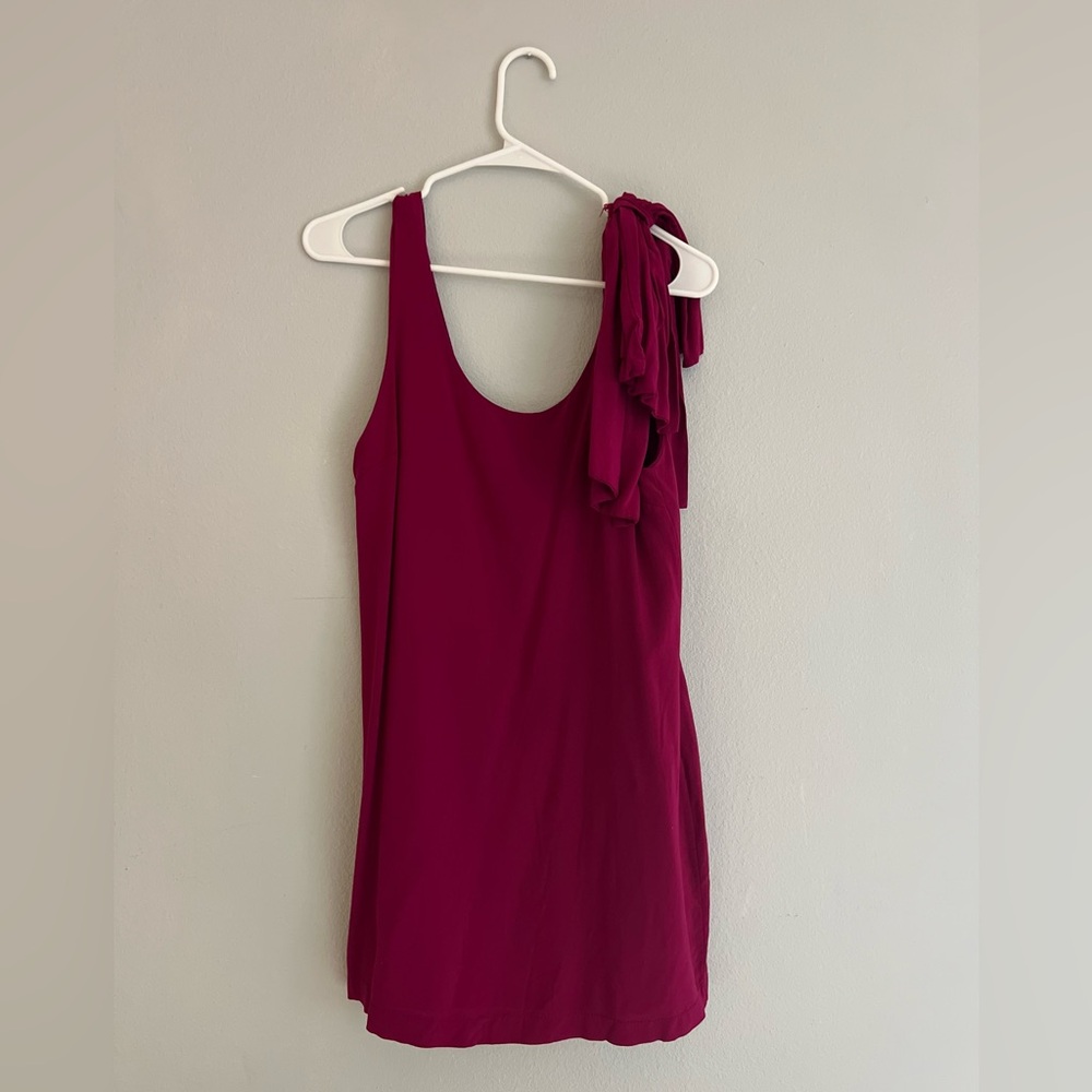 Short fuchsia dress w shoulder bow
